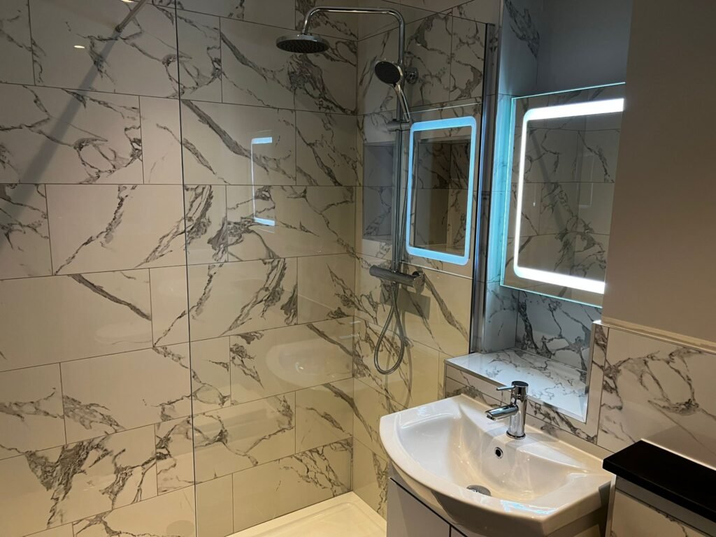 Modern en-suite shower room with marble-effect tiles